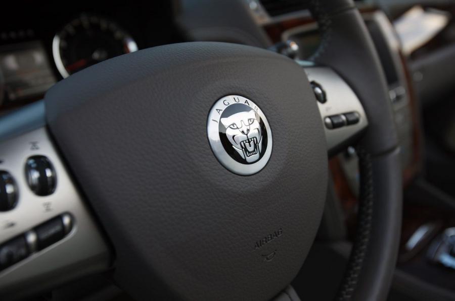  Jaguar XKR Convertible 2011 года  (фото 18 из 42)